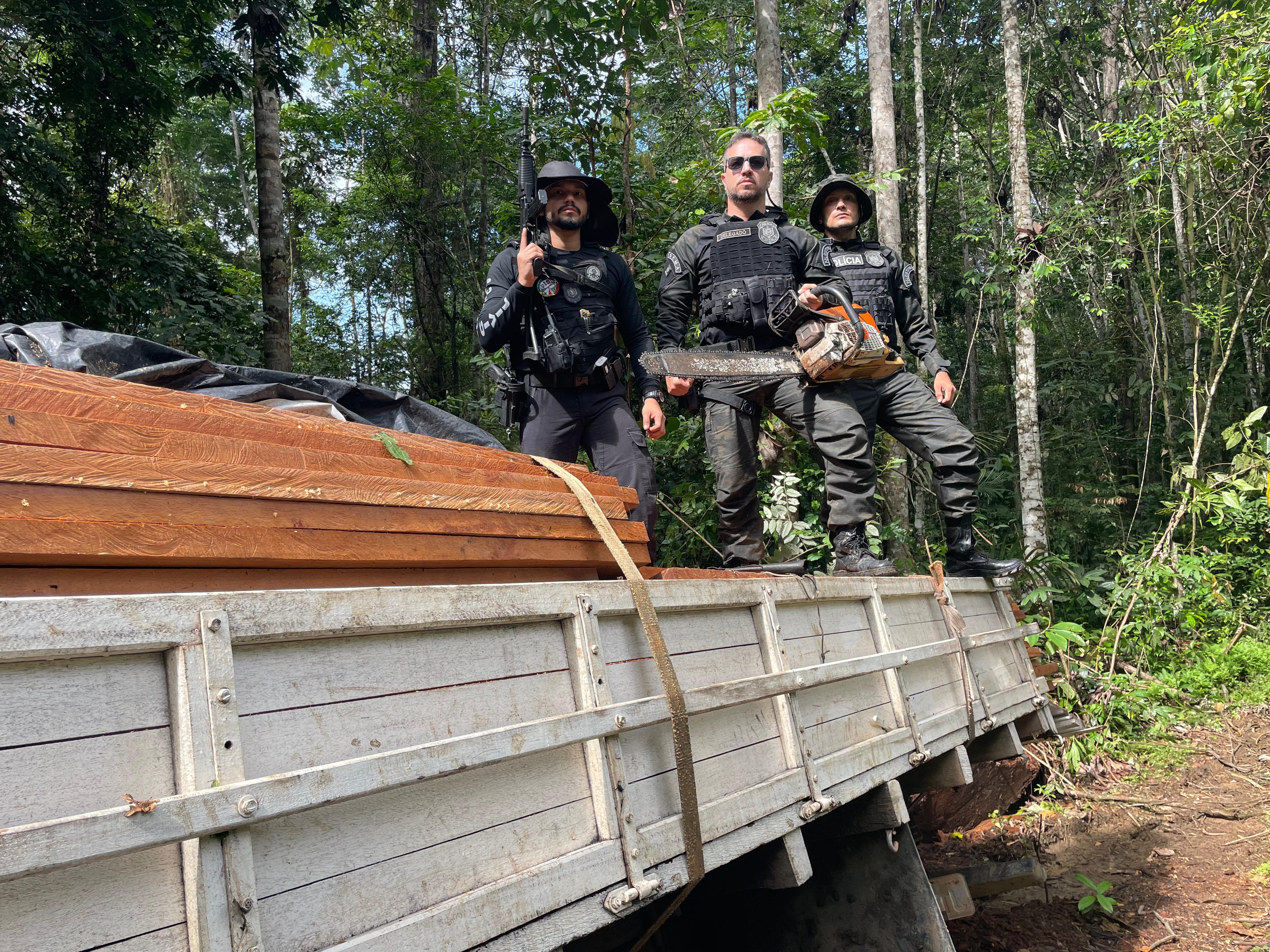 EM LARANJAL DO JARI, POLÍCIA CIVIL REALIZA  A “OPERAÇÃO PROTETORES DO BIOMA” E APREENDE CAMINHÃO E MADEIRA QUE ESTAVA SENDO TRANSPORTADA ILEGALMENTE